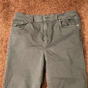 LOFT. GREEN DENIM SKINNY PANTS. SIZE 31/12. FIVE POCKETS. NWOT